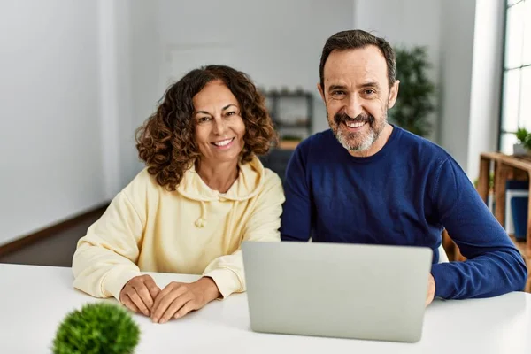 Μεσήλικες Ισπανόφωνοι Ζευγάρι Χαμογελώντας Ευτυχισμένοι Χρησιμοποιώντας Φορητό Υπολογιστή Στο Σπίτι — Φωτογραφία Αρχείου