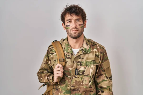 Jeune Homme Hispanique Portant Uniforme Camouflage Militaire Sceptique Nerveux Fronçant — Photo