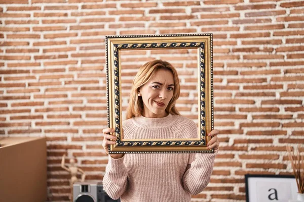 Spaanse Vrouw Met Een Leeg Lichaam Sceptisch Nerveus Fronsend Van — Stockfoto