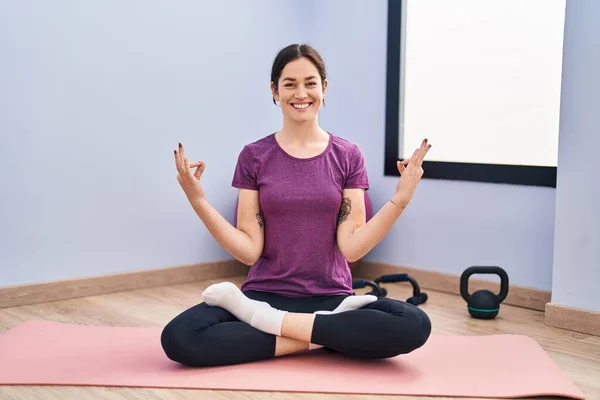 Spor Merkezinde Yoga Eğitimi Alırken Gülümseyen Genç Bir Kadın — Stok fotoğraf