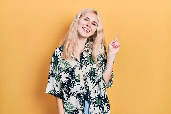 Beautiful Caucasian Woman Blond Hair Wearing Tropical Shirt Big Smile — Stock Photo, Image