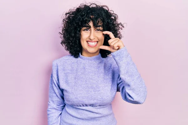 Joven Mujer Oriente Medio Vistiendo Ropa Casual Sonriente Confiado Gesto —  Fotos de Stock