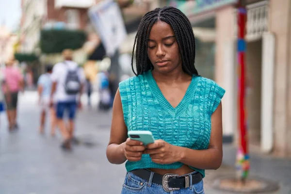 Mujer Afroamericana Usando Smartphone Calle — Foto de Stock