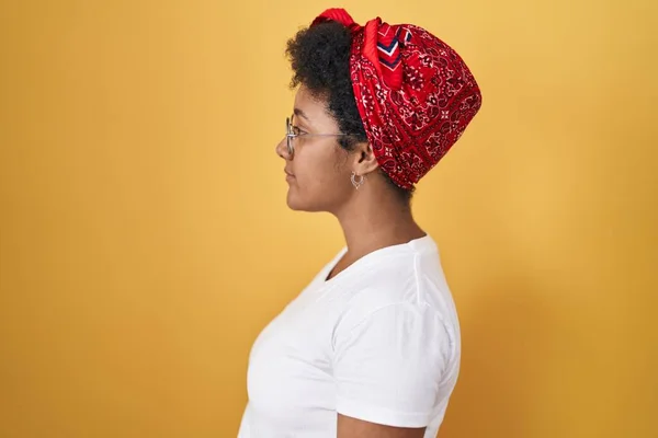 Junge Afrikanisch Amerikanische Frau Steht Über Gelbem Hintergrund Und Schaut — Stockfoto
