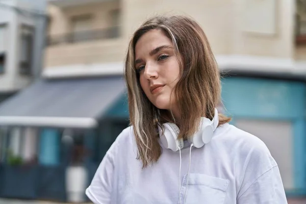 Young Woman Relaxed Expression Wearing Headphones Street — Stockfoto