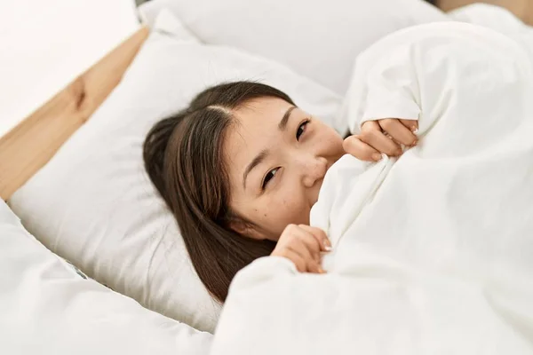 Menina Chinesa Jovem Cobrindo Com Lençol Deitado Cama Quarto — Fotografia de Stock