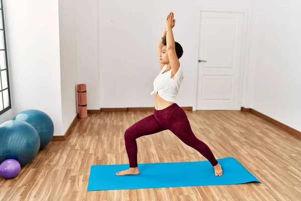 Junge Hispanische Frau Trainiert Yoga Sportzentrum — Stockfoto