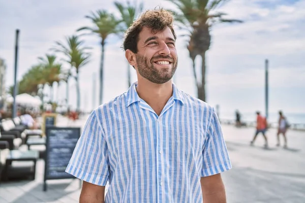 Jovem Hispânico Sorrindo Feliz Praia — Fotografia de Stock