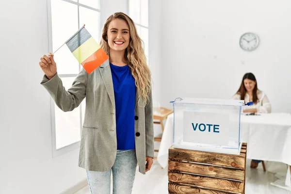Joven Votante Belga Sonriendo Feliz Sosteniendo Bandera Bélgica Colegio Electoral —  Fotos de Stock