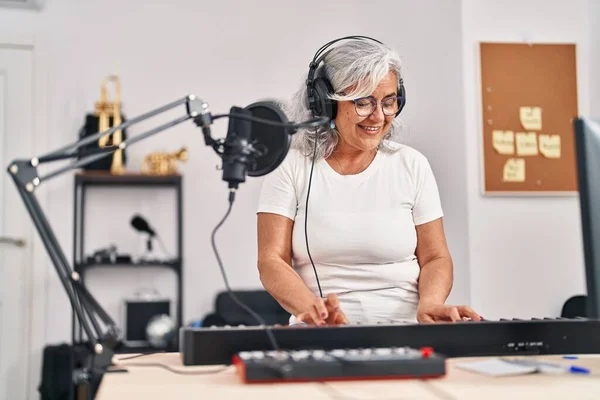 Mujer Mediana Edad Músico Tocando Piano Del Teclado Estudio Música —  Fotos de Stock