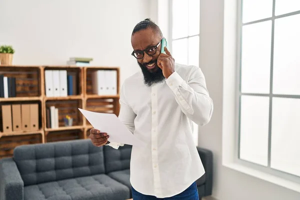 Ung Afrikansk Amerikansk Man Psykolog Talar Smartphone Psykologi Center — Stockfoto