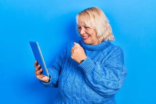 Middle Age Blonde Woman Using Touchpad Device Annoyed Frustrated Shouting — Foto de Stock