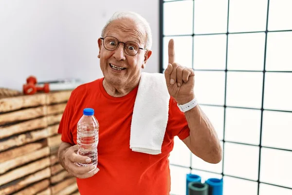 Senior Man Wearing Sportswear Towel Gym Pointing Finger Successful Idea — Foto de Stock
