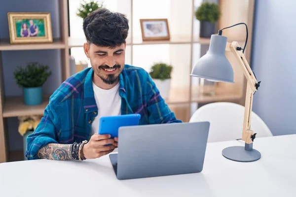 Young Hispanic Man Using Laptop Touchpad Sitting Table Home — Fotografia de Stock