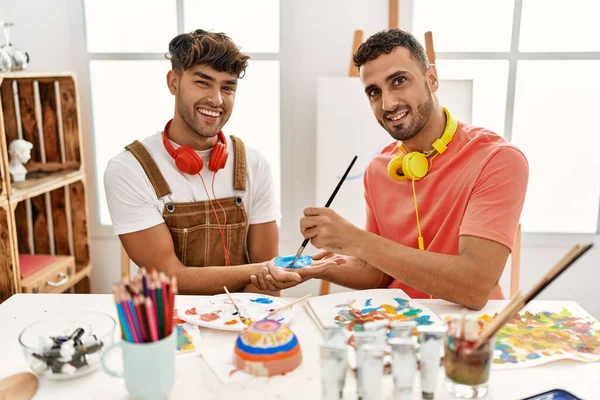 Dos Hombres Hispanos Pareja Sonriendo Confiados Pintando Palmas Estudio Arte —  Fotos de Stock