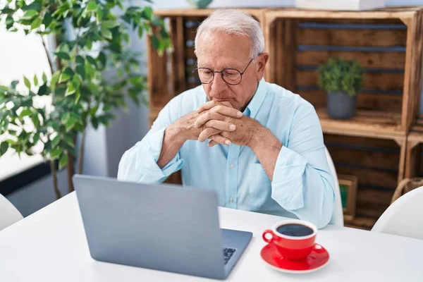Senior Grey Haired Man Using Laptop Drinking Coffee Sitting Table — Foto de Stock