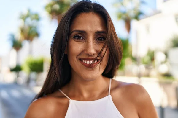 Jonge Latino Vrouw Glimlachen Zelfverzekerd Lopen Straat — Stockfoto