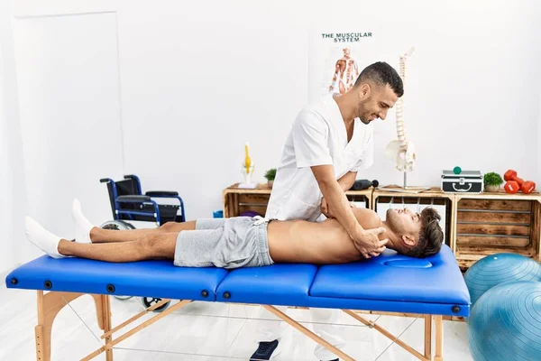 Dos Hombres Hispanos Fisioterapeuta Paciente Que Tienen Sesión Rehabilitación Estirando — Foto de Stock