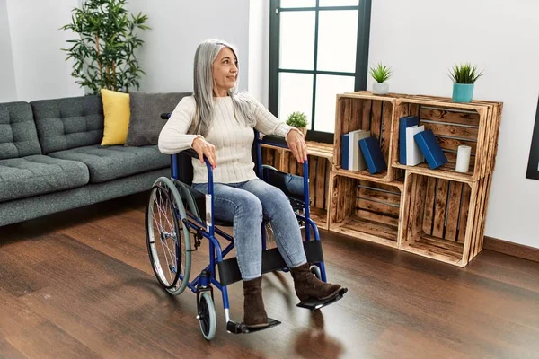 Mulher Cabelos Grisalhos Meia Idade Sorrindo Confiante Sentada Cadeira Rodas — Fotografia de Stock