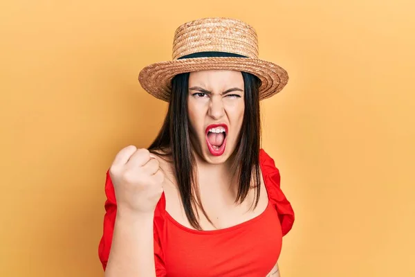 Mulher Hispânica Jovem Usando Chapéu Verão Irritado Louco Levantando Punho — Fotografia de Stock