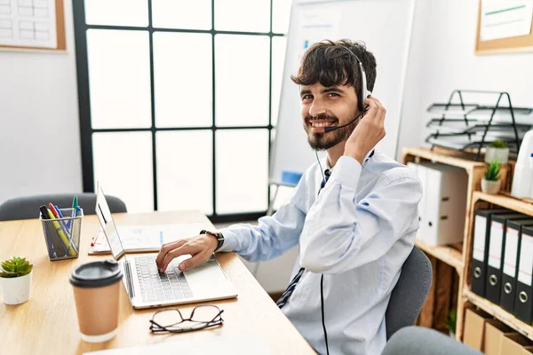 Joven Agente Del Centro Llamadas Hispano Sonriendo Feliz Trabajando Oficina —  Fotos de Stock