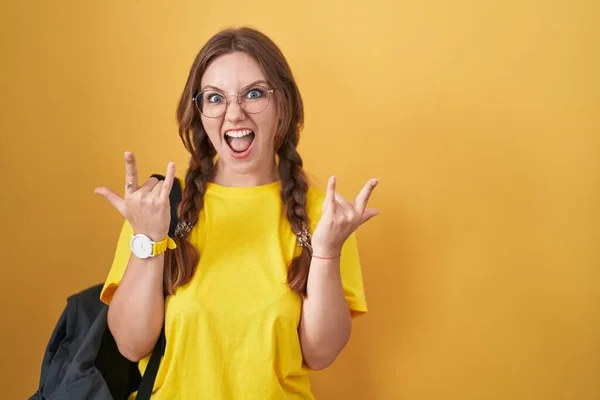 Mladá Běloška Oblečená Studentském Batohu Přes Žluté Pozadí Křičí Bláznivým — Stock fotografie