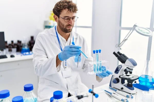 Jovem Hispânico Vestindo Uniforme Cientista Trabalhando Laboratório — Fotografia de Stock