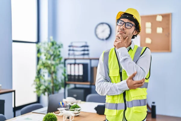 Hispanic Man Bär Arkitekt Hardhat Leende Ser Säker Kameran Med — Stockfoto