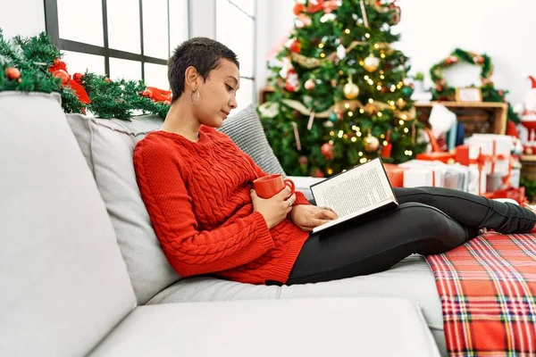 Genç Spanyol Kadın Kitap Okuyor Evde Noel Ağacının Yanında Kahve — Stok fotoğraf