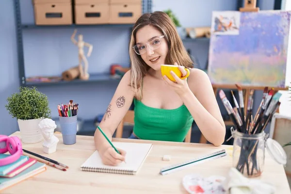 Young Woman Artist Drawing Notebook Drinking Coffee Art Studio — ストック写真