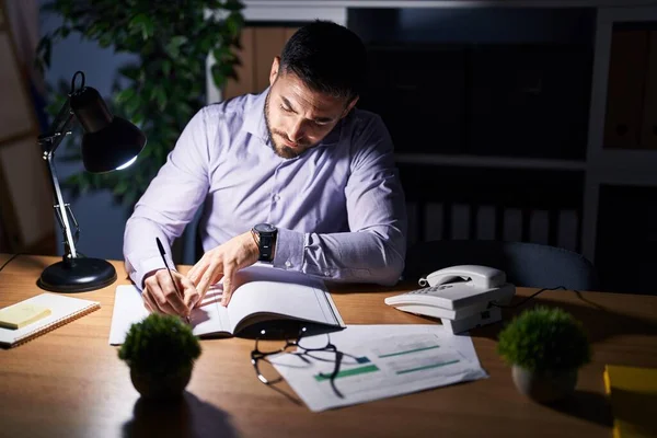 Junger Hispanischer Geschäftsmann Schreibt Auf Notizbuch Überstunden Büro — Stockfoto