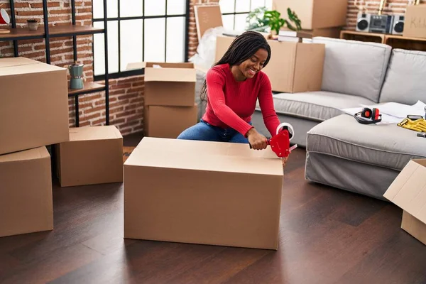 Afroamerikanerin Lächelt Zuversichtlich Beim Packen Von Kartons Neuen Zuhause — Stockfoto