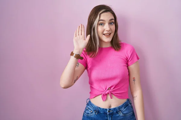 Blonde Caucasian Woman Standing Pink Background Waiving Saying Hello Happy — Stok fotoğraf