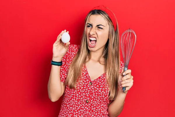 Mulher Hispânica Bonita Segurando Ovo Padeiro Batem Irritado Louco Gritando — Fotografia de Stock