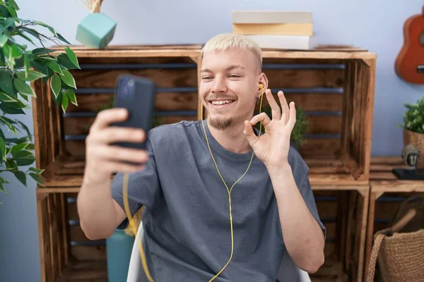 Młody Mężczyzna Kaukaski Robi Wideo Rozmowy Smartfonem Robi Znak Palcami — Zdjęcie stockowe
