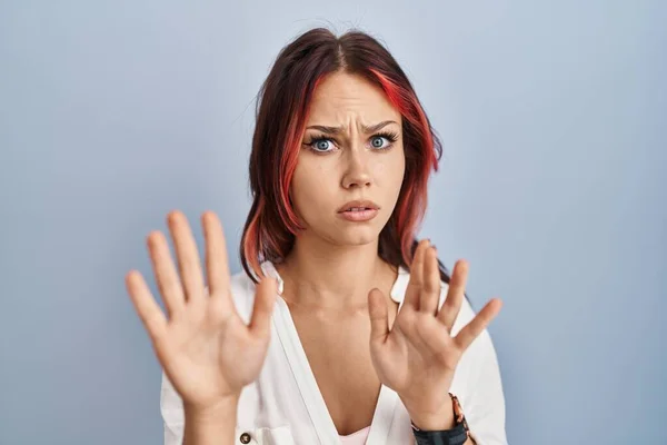 Young Caucasian Woman Wearing Casual White Shirt Isolated Background Moving — Photo