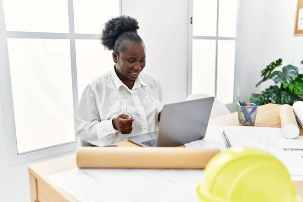 Jong Afrikaans Amerikaans Vrouw Architect Having Video Call Architectuur Studio — Stockfoto