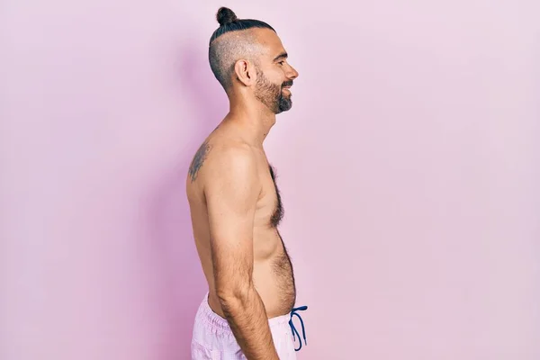 Junger Hispanischer Mann Ohne Hemd Badeanzug Zur Seite Blickend Entspannte — Stockfoto