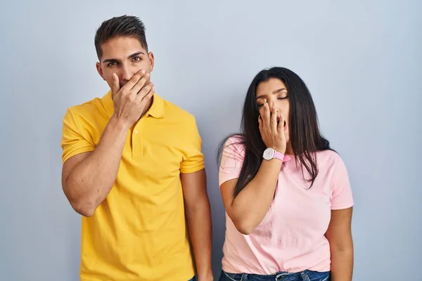 Pareja Joven Pie Sobre Fondo Aislado Aburrido Bostezando Cansado Cubriendo —  Fotos de Stock