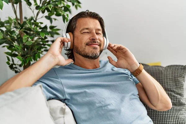 Middle Age Caucasian Man Smiling Confident Listening Music Home — Foto Stock