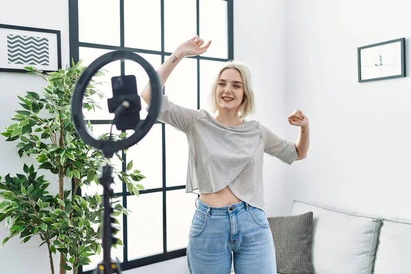 Jovem Caucasiana Tendo Videochamada Dançando Casa — Fotografia de Stock