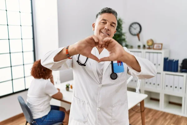 Lekarz Średnim Wieku Klinice Zakochanym Pacjentem Robiącym Ręcznie Kształt Symbolu — Zdjęcie stockowe