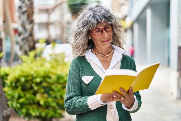 Middle Age Woman Smiling Confident Reading Book Street —  Fotos de Stock