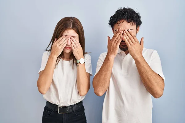 Pareja Joven Con Ropa Casual Pie Junto Frotando Los Ojos — Foto de Stock