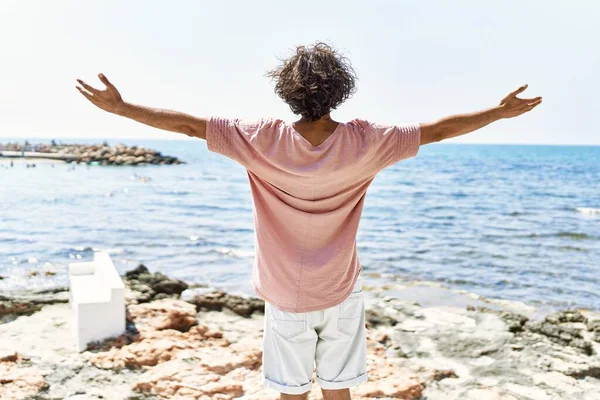 Young Hispanic Man Back View Breathing Arms Open Beach — Stock Photo, Image