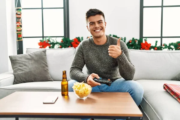 Fiatal Spanyol Férfi Játszik Videojáték Karácsonykor Mosolyogva Boldog Pozitív Hüvelykujj — Stock Fotó