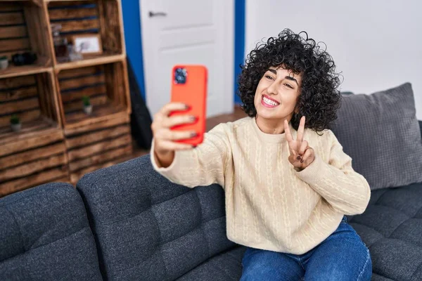 Jovem Mulher Oriente Médio Fazendo Gesto Vitória Fazer Selfie Por — Fotografia de Stock