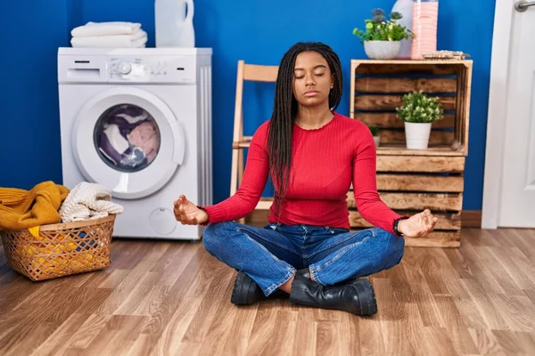 Mujer Afroamericana Haciendo Ejercicio Yoga Esperando Lavadora Lavandería —  Fotos de Stock