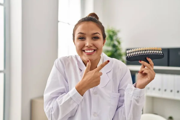 Joven Dentista Hispana Sosteniendo Dientes Blanqueando Muestras Sonriendo Feliz Señalando — Foto de Stock