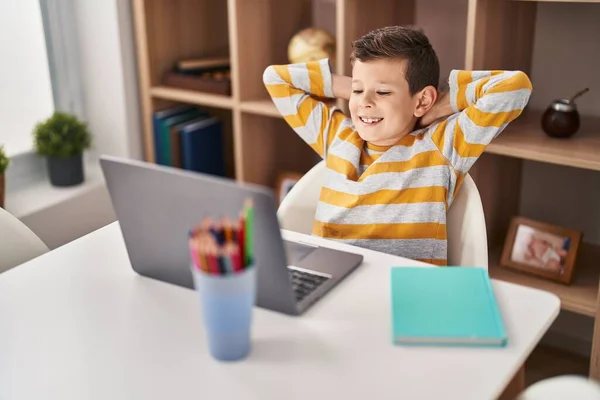Ξανθό Παιδί Που Χρησιμοποιεί Φορητό Υπολογιστή Κάθεται Στο Τραπέζι Στο — Φωτογραφία Αρχείου